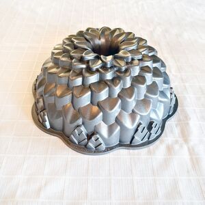 Nordic Ware Chrysanthemum Bundt Pan 10” Across